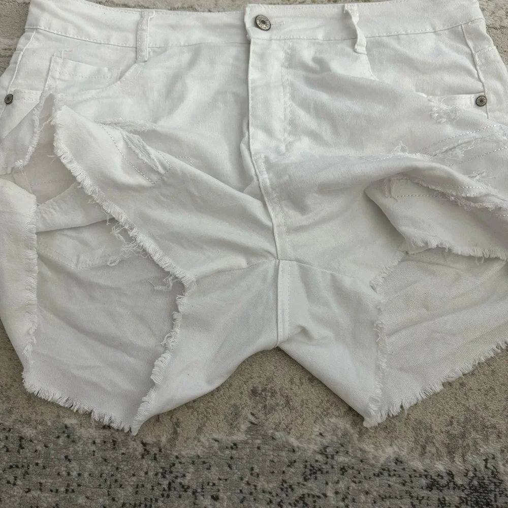 Like 🆕 Distressed cotton blend 3.5” inseam boutique jean shorts